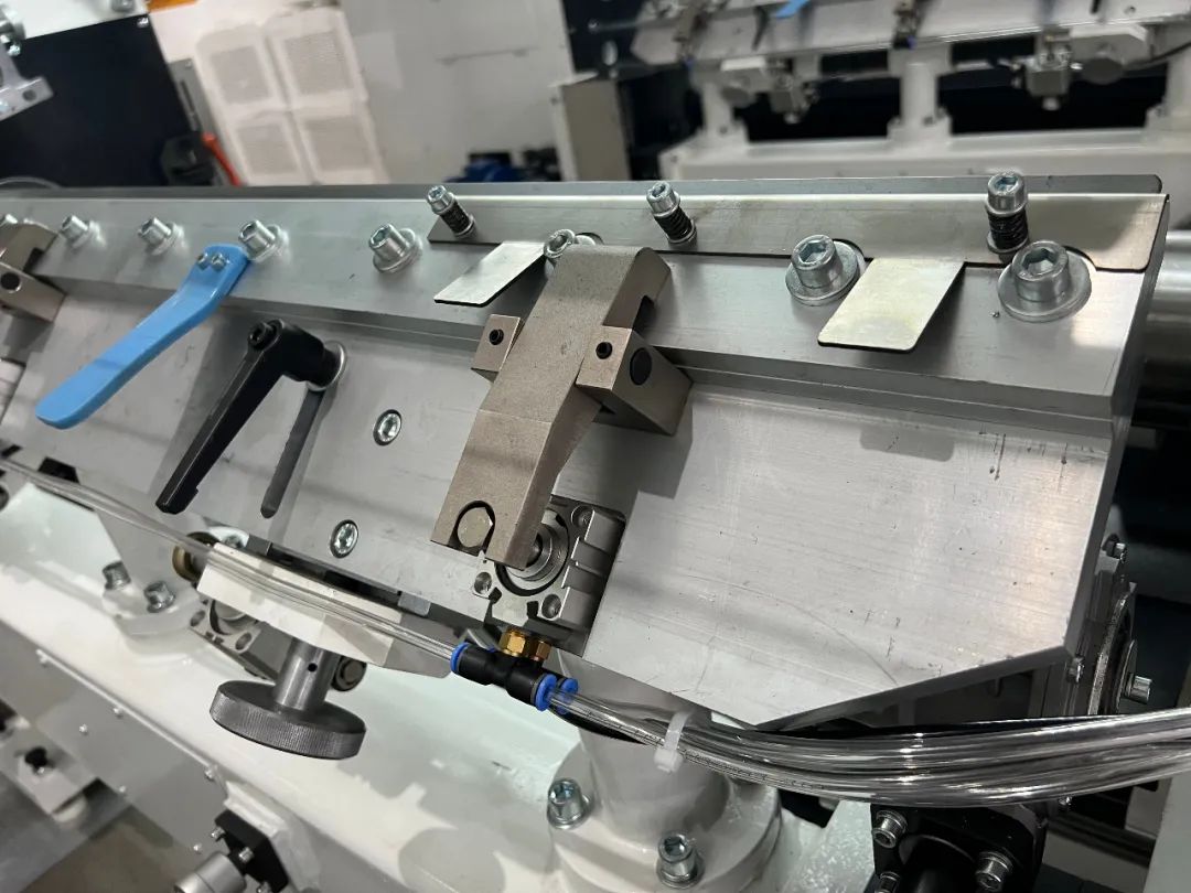 干式復(fù)合機2 干式復(fù)合機2