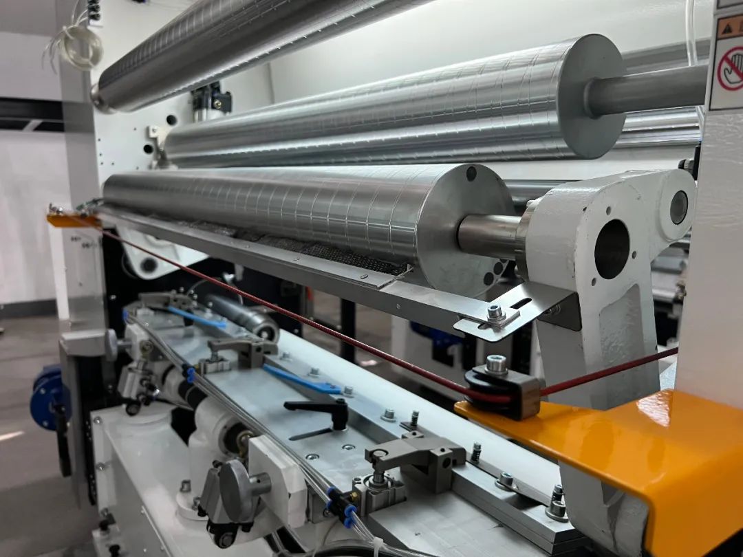 干式復(fù)合機3 干式復(fù)合機3